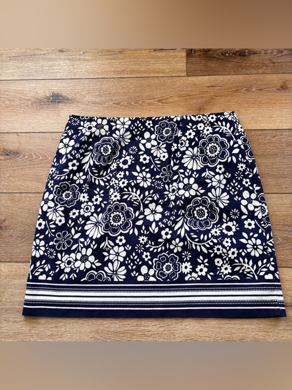 Talbots Size 16p Mini Skirt Comfort Stretch Navy and White Floral Print Preppy - Picture 10 of 10